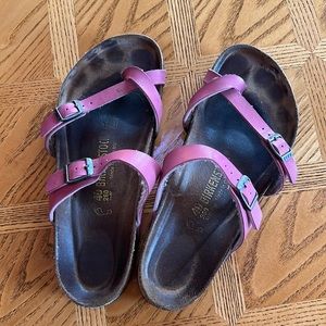 Size 40 Birkenstocks in good condition. Lightly worn.